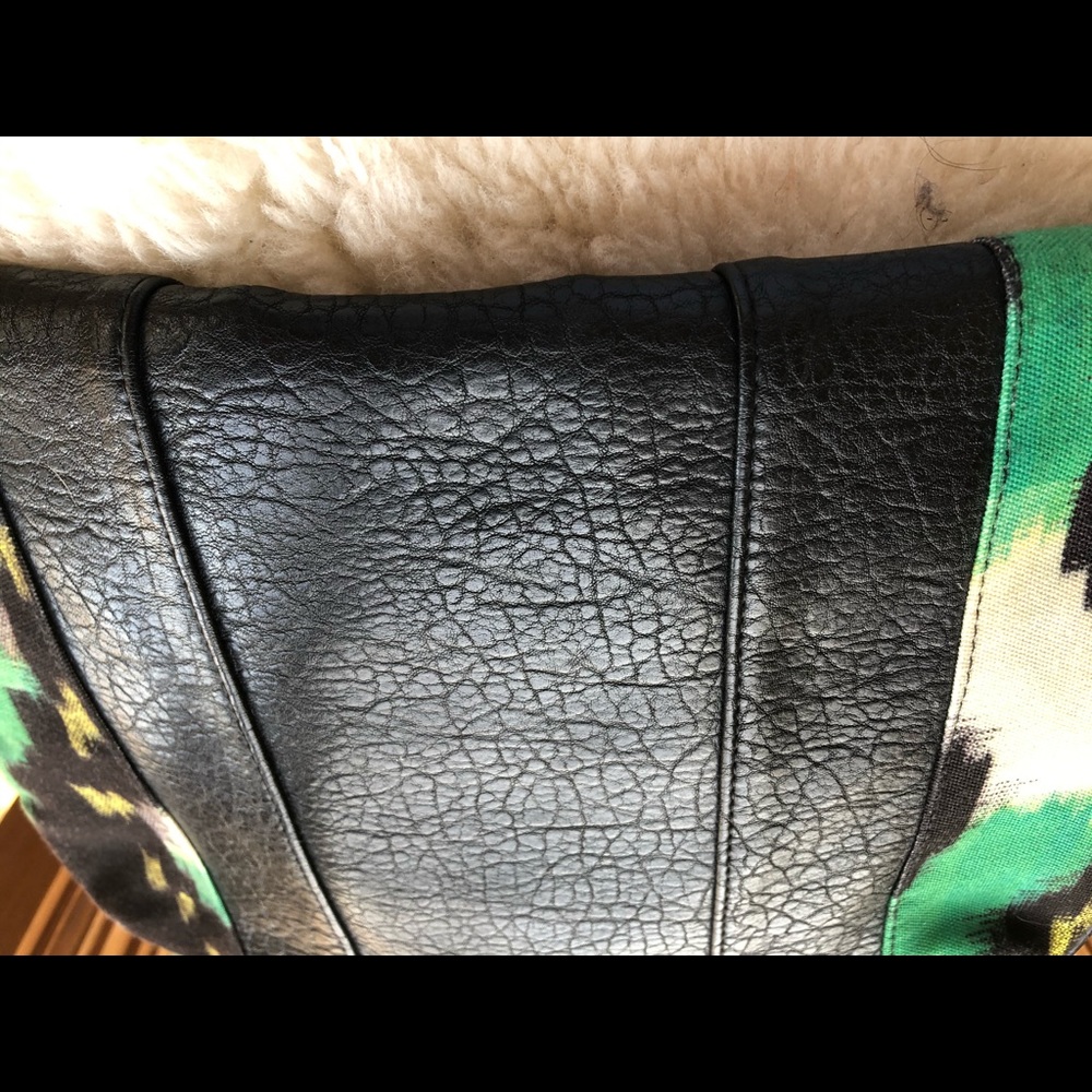 Be by Bryna Nicole green ikat clutch - Picture 5 of 8